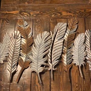 Metal feather wall hanging